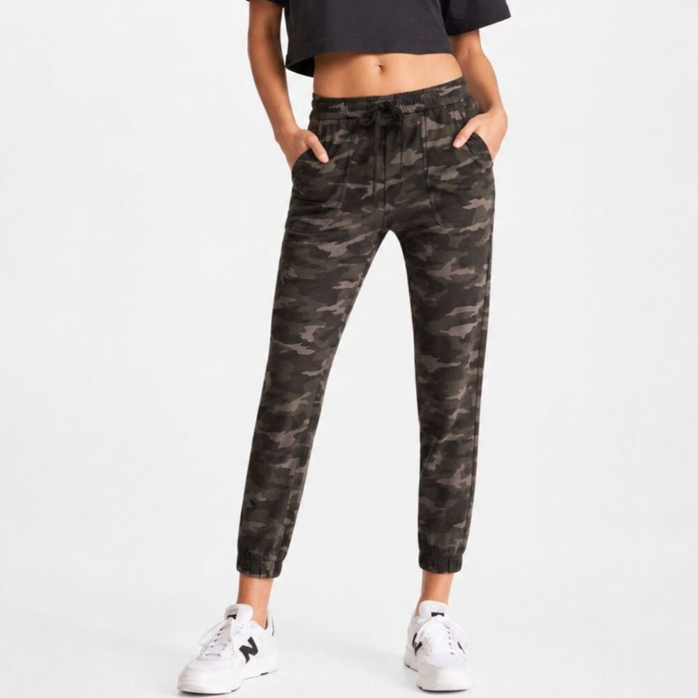 Athleta Farallon Jogger Women's 6 Petite Camo Drawstring Athleisure Gorpcore Day